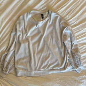 Alya Light Blouse with Lace Sleeves